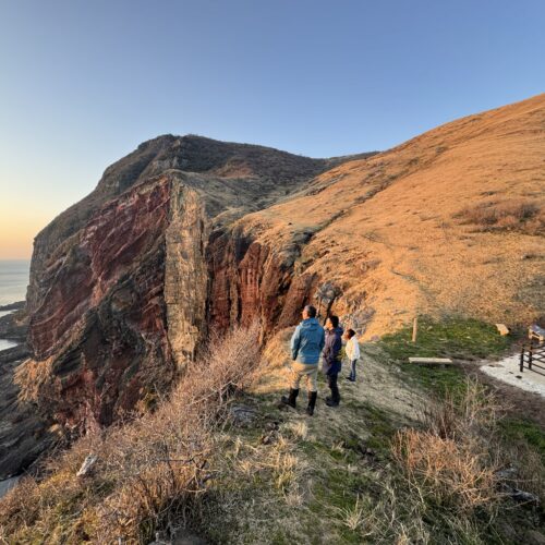火山の鼓動と夕陽が織りなす大地の芸術 —— 知夫里島「赤壁」